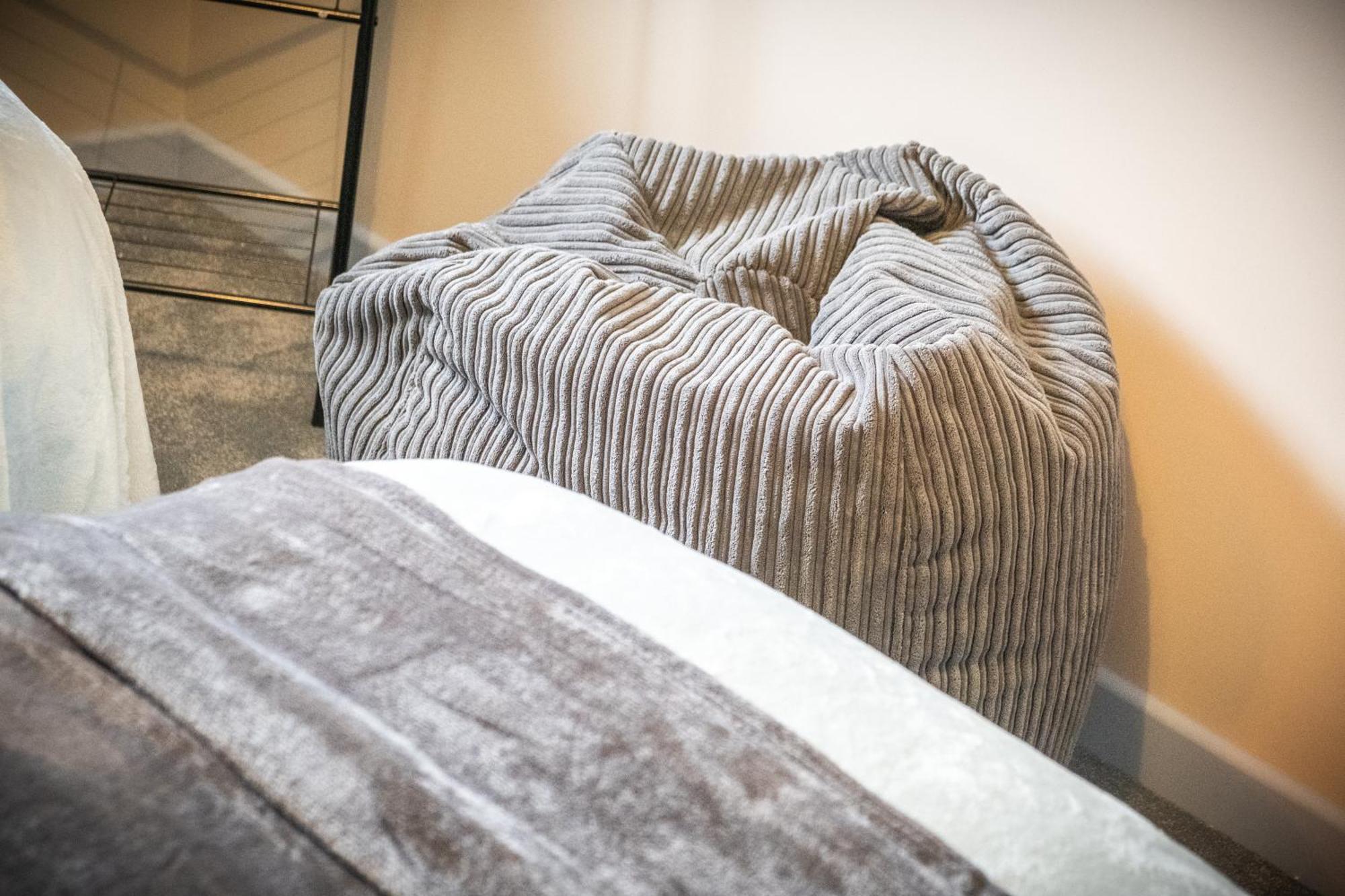Mk 2-Bedroom Contractor'S Gem, 5 Beds, Sleeps 6, Free Parking Milton Keynes Exterior foto